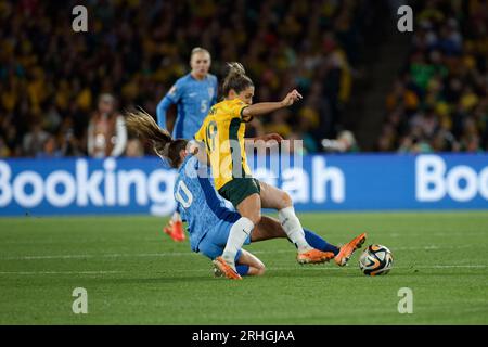 Sydney, Australien. Aug. 2023. Ella Toone aus England tritt mit Katrina Gorry aus Australien während des Halbfinalspiels der FIFA Frauen-Weltmeisterschaft Australien und Neuseeland 2023 zwischen Australien und England im Stadion Australien am 16. August 2023 in Sydney, Australien an Stockfoto