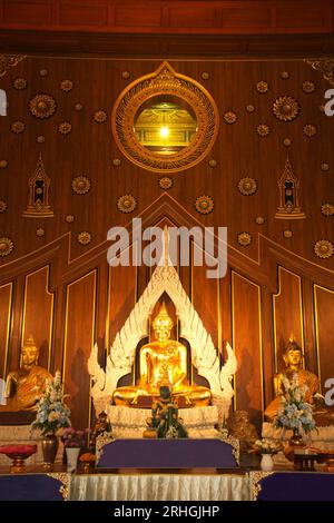 Luang Pho Mongkhon Nimit ist Buddha der Haltung von Mara, aus dem ganzen Stein geschnitzt, gilt als ein heiliger Gott, der im Wat Nong Phong NOK verehrt. Stockfoto