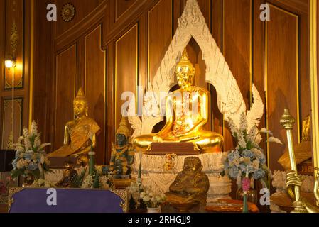 Luang Pho Mongkhon Nimit ist Buddha der Haltung von Mara, aus dem ganzen Stein geschnitzt, gilt als ein heiliger Gott, der im Wat Nong Phong NOK verehrt. Stockfoto