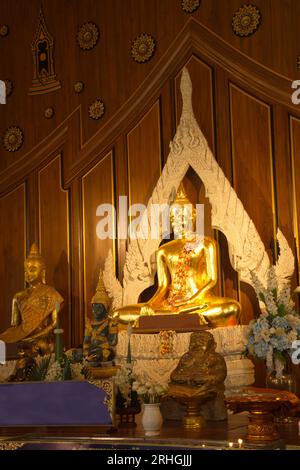 Luang Pho Mongkhon Nimit ist Buddha der Haltung von Mara, aus dem ganzen Stein geschnitzt, gilt als ein heiliger Gott, der im Wat Nong Phong NOK verehrt. Stockfoto