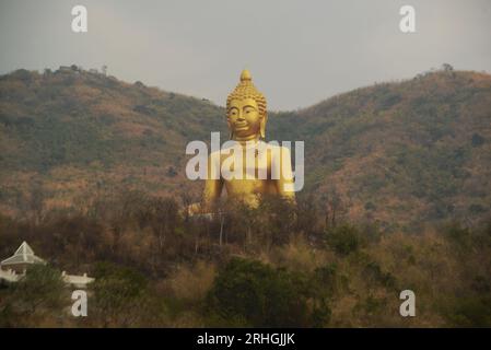 Phra Buddha Chok ist ein Buddha-Bild in der Haltung, Mara zu unterwerfen. Chiang Saen Art ist die zweitgrößte in Thailand, im Wat Khao Wong Phra Chan. Stockfoto