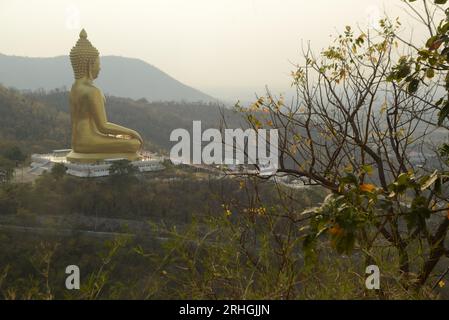 Phra Buddha Chok ist ein Buddha-Bild in der Haltung, Mara zu unterwerfen. Chiang Saen Art ist die zweitgrößte in Thailand, im Wat Khao Wong Phra Chan. Stockfoto