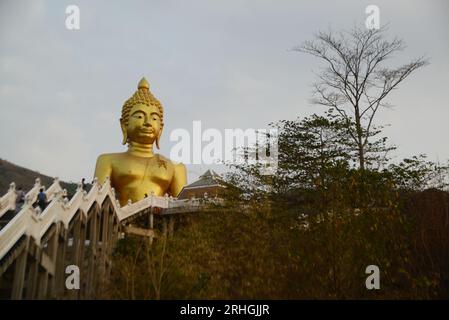 Phra Buddha Chok ist ein Buddha-Bild in der Haltung, Mara zu unterwerfen. Chiang Saen Art ist die zweitgrößte in Thailand, im Wat Khao Wong Phra Chan. Stockfoto