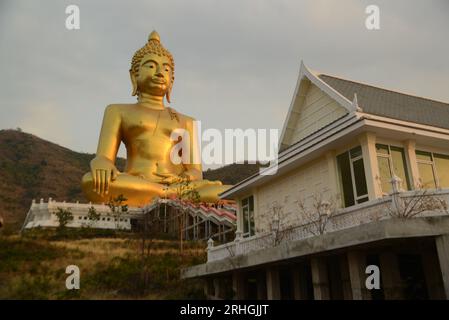 Phra Buddha Chok ist ein Buddha-Bild in der Haltung, Mara zu unterwerfen. Chiang Saen Art ist die zweitgrößte in Thailand, im Wat Khao Wong Phra Chan. Stockfoto