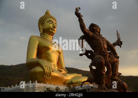 Phra Buddha Chok ist ein Buddha-Bild in der Haltung, Mara zu unterwerfen. Chiang Saen Art ist die zweitgrößte in Thailand, im Wat Khao Wong Phra Chan. Stockfoto