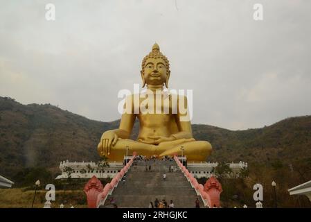 Phra Buddha Chok ist ein Buddha-Bild in der Haltung, Mara zu unterwerfen. Chiang Saen Art ist die zweitgrößte in Thailand, im Wat Khao Wong Phra Chan. Stockfoto