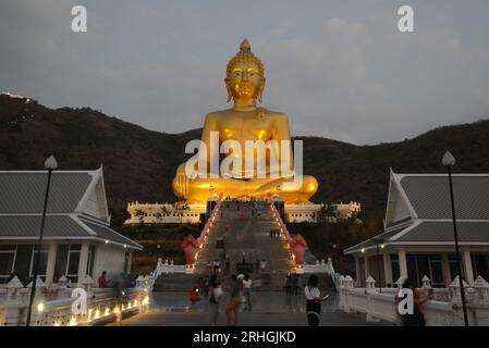 Phra Buddha Chok ist ein Buddha-Bild in der Haltung, Mara zu unterwerfen. Chiang Saen Art ist die zweitgrößte in Thailand, im Wat Khao Wong Phra Chan. Stockfoto