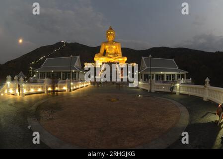 Phra Buddha Chok ist ein Buddha-Bild in der Haltung, Mara zu unterwerfen. Chiang Saen Art ist die zweitgrößte in Thailand, im Wat Khao Wong Phra Chan. Stockfoto