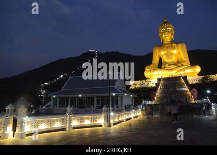 Phra Buddha Chok ist ein Buddha-Bild in der Haltung, Mara zu unterwerfen. Chiang Saen Art ist die zweitgrößte in Thailand, im Wat Khao Wong Phra Chan. Stockfoto