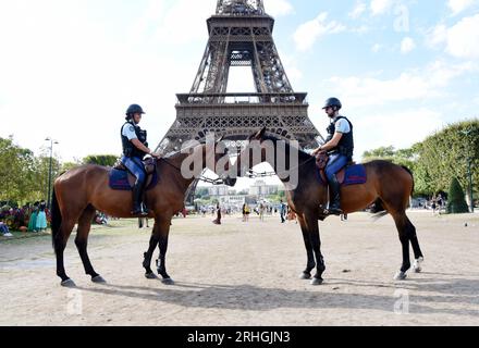 Paris, Frankreich am 16. August 2023 patrouillieren zwei berittene republikanische Garde die Champs de Mars am Fuße des Eiffelturms in Paris, Frankreich, am 16. August 2023. Geplant ist eine Führung ab 20:24 Uhr in Paris auf der seine, zwischen der Bibliotheque nationale de France die Nationalbibliothek Frankreichs (BnF) und der Eiffelturm, die Eröffnungszeremonie der nächsten Olympischen Spiele am 26. Juli 2024, versprechen eine enorme Sicherheitsherausforderung zu sein. Rund 500.000 Zuschauer, 10.000 Athleten und viele Staats- und Regierungschefs werden auf einem sechs Kilometer langen Streifen auf beiden Seiten des Flusses teilnehmen. Ph Stockfoto