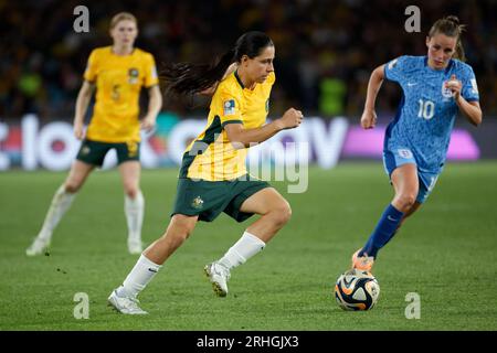 Sydney, Australien. Aug. 2023. Ella Toone aus England konkurriert mit Alex Chidiac aus Australien während des Halbfinalspiels der FIFA Frauen-Weltmeisterschaft Australien und Neuseeland 2023 zwischen Australien und England im Stadion Australien am 16. August 2023 in Sydney, Australien Credit: IOIO IMAGES/Alamy Live News Stockfoto