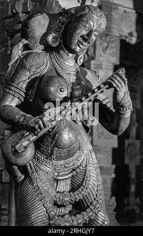 03 18 2013 Vintage Schwarz-weiß-Foto der Statue der Frau, die im sri meenakshi-Tempel von Madurai, Tamil Nadu, Indien Asien, Vena spielt. Stockfoto