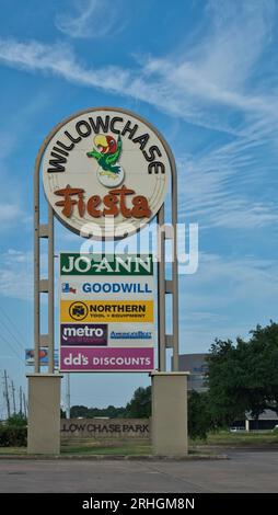 Houston, Texas USA 07-04-2023: Lokale Geschäftsschilder im Einkaufszentrum Willowchase Fiesta in Houston, TX. Lokale Werbeschilder für Unternehmen. Stockfoto