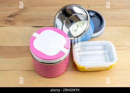 Farbenfroher Metalltiffin auf Holzuntergrund Stockfoto