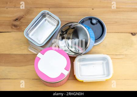 Neue leere Lunchboxen aus stillem Stahl auf hölzernem Hintergrund Stockfoto