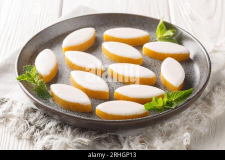 Calissons sind ein provenzalisches Bonbon, das aus einer leichten Paste aus kristallisierten Melonen, Orangen und Mandeln besteht, die mit königlichen Eisungen auf dem Tisch bedeckt sind. Hor Stockfoto