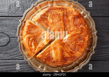 Kouign Amann ist ein Gebäck, das mit viel Butter aus der Bretagne von Frankreich auf dem Teller auf dem Tisch zubereitet wird. Horizontale Draufsicht von oben Stockfoto