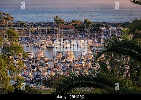 Sonnenuntergang über Luxusyachten und Booten im Hafen von Dana Point, Orange County in Südkalifornien Stockfoto