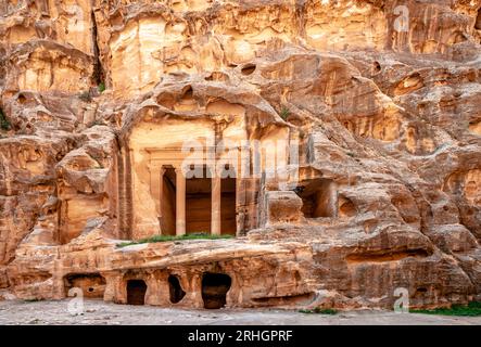 Tempel über Höhlenzimmern, in Sandstein gehauen in Siq Al-Barid, Little Petra, Jordanien. Stockfoto