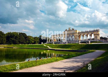 Ein Teich bei der Gloriette an einem Sommertag - Schlossgarten Schönbrunn, Wien Stockfoto