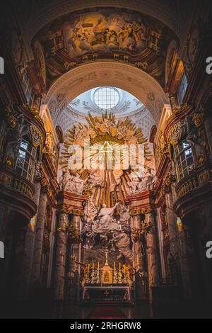 Der Altar der Karlskirche - Wien, Österreich Stockfoto