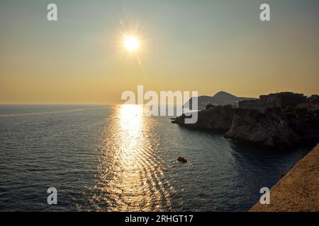 Sonnenuntergang über der Adria - Ein Blick von der Stadtmauer von Dubrovnik Stockfoto