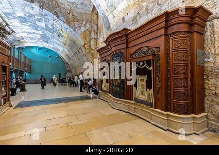 Menschen beten in der berühmten Höhlensynagoge in Jerusalem, Israel. Stockfoto