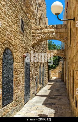 Steinmauern entlang einer schmalen Straße im jüdischen Viertel in der Altstadt von Jerusalem, Israel. Stockfoto