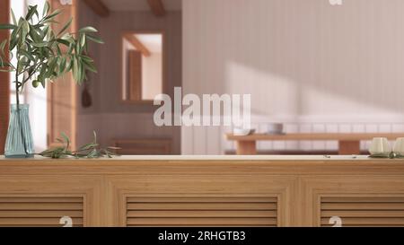 Holztischplatte, Schrank, Platte oder Regal mit Fensterläden aus der Nähe. Olivenzweig in Vase und Kerzen. Verschwommener Hintergrund mit japandischem minimalistischem Holz Stockfoto