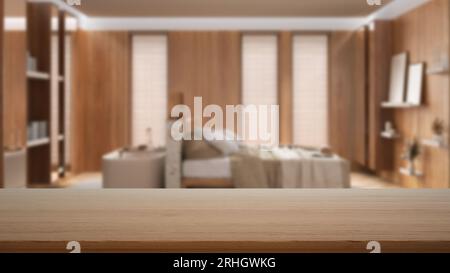 Leerer Holztisch, Schreibtisch oder Regal mit unscharfem Blick auf minimalistisches Schlafzimmer aus Holz mit Badewanne, modernes Innendesign Stockfoto