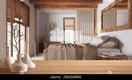 Holztisch oder -Regal mit minimalistischen modernen Vasen über dem Schlafzimmer des Bauernhauses mit Doppelbett und Badewanne, Innenarchitektur aus Holz Stockfoto