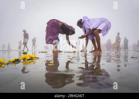 Ganga Sagar Mela findet jedes Jahr am Tag von Makar Sankranti statt. Es handelt sich hauptsächlich um ein Hindu-Festival. Millionen von Gläubigen baden am frühen Morgen im heiligen Wasser der Ganga und verehren den Sonnengott. Diese Mela findet im Januar auf Ganga Sagar Island in Westbengalen statt. Indien. Stockfoto