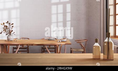 Holztisch oder -Regal mit aromatischen Sticks über dem hölzernen Esszimmer des Bauernhauses im Boho-Stil. Tisch mit Stühlen, Architektur-Innenausstattung Stockfoto