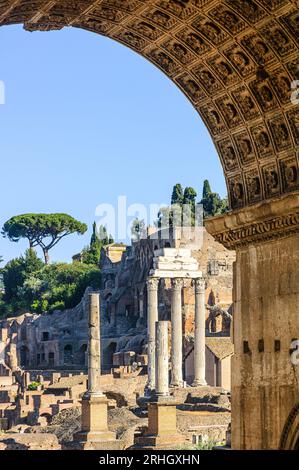 Blick auf die Pfalz durch den Septimius-Severus-Bogen Stockfoto
