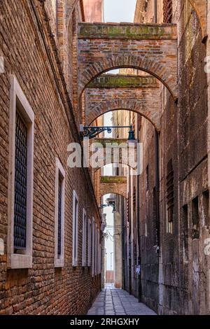 Venedig, Italien - 22. Juni 2023: Enge Gassen Venedigs. Stockfoto