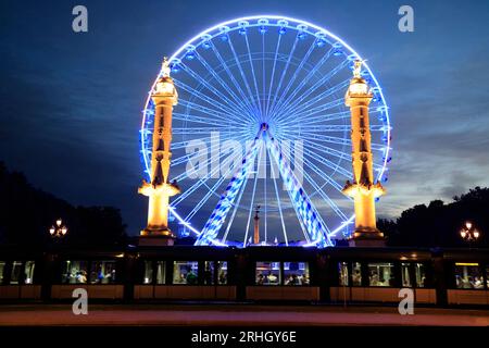 Die Colonnes Rostrales de Bordeaux de nuit sur la Place des Quinconces stehen vor der à la rivière Garonne avec une Grande Roue Animation de l’été. Bordeaux, Gi Stockfoto