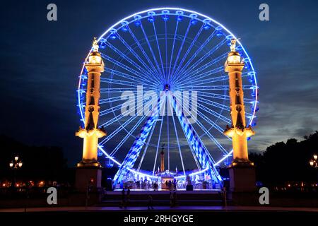 Die Colonnes Rostrales de Bordeaux de nuit sur la Place des Quinconces stehen vor der à la rivière Garonne avec une Grande Roue Animation de l’été. Bordeaux, Gi Stockfoto