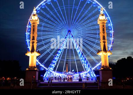 Die Colonnes Rostrales de Bordeaux de nuit sur la Place des Quinconces stehen vor der à la rivière Garonne avec une Grande Roue Animation de l’été. Bordeaux, Gi Stockfoto