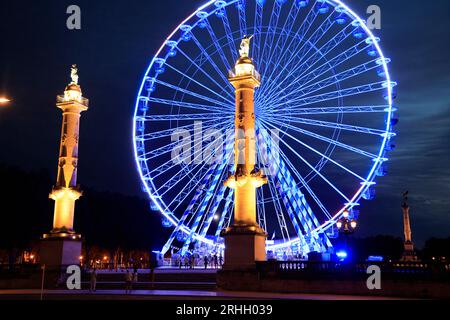 Die Colonnes Rostrales de Bordeaux de nuit sur la Place des Quinconces stehen vor der à la rivière Garonne avec une Grande Roue Animation de l’été. Bordeaux, Gi Stockfoto