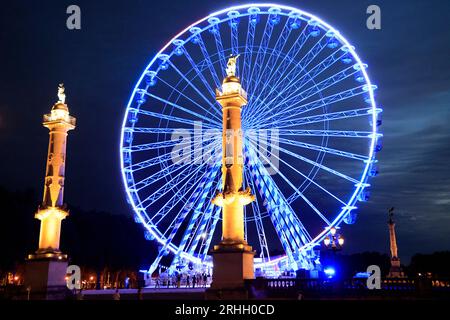 Die Colonnes Rostrales de Bordeaux de nuit sur la Place des Quinconces stehen vor der à la rivière Garonne avec une Grande Roue Animation de l’été. Bordeaux, Gi Stockfoto