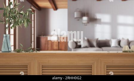 Tischplatte aus Holz, Schrank, Platte oder Regal mit Fensterläden aus nächster Nähe. Olivenzweig in Vase und Kerzen. Verschwommener Hintergrund mit böhmischen hölzernen Wohnzimmer Stockfoto