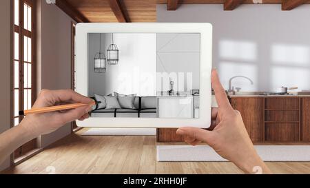 Hände halten und zeichnen auf dem Tablet, das Küche und Wohnzimmer im Boho-Stil zeigt CAD-Skizze. Echt verarbeiteter Innenraum im Hintergrund, Archit Stockfoto