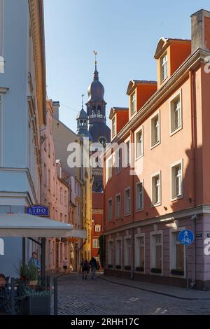 RIGA, LETTLAND - 16. JULI 2023: Straße in der Altstadt von Riga Stockfoto