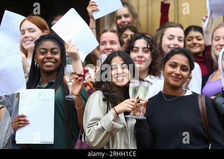 Birmingham, Großbritannien. Aug. 2023. Schüler der King Edward VI High School for Girls in Edgbaston, Birmingham, feiern ihre erfolgreichen Ergebnisse in ihrem A-Level. Trotz der nationalen Befürchtungen, dass diese Kohorte die „Unglücklichste“ ist, feiert die Schule die Ergebnisse besser als diejenigen, die jemals vor der Pandemie aufgezeichnet wurden. Quelle: Peter Lopeman/Alamy Live News Stockfoto