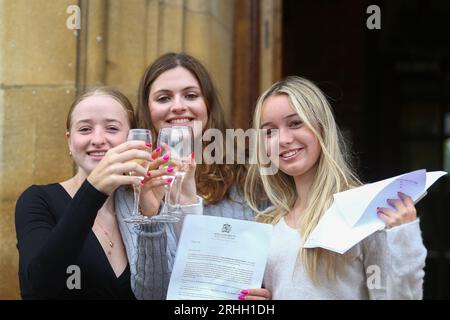 Birmingham, Großbritannien. Aug. 2023. Schüler der King Edward VI High School for Girls in Edgbaston, Birmingham, feiern ihre erfolgreichen Ergebnisse in ihrem A-Level. Trotz der nationalen Befürchtungen, dass diese Kohorte die „Unglücklichste“ ist, feiert die Schule die Ergebnisse besser als diejenigen, die jemals vor der Pandemie aufgezeichnet wurden. Quelle: Peter Lopeman/Alamy Live News Stockfoto