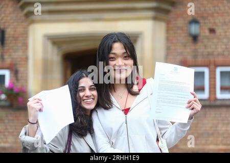 Birmingham, Großbritannien. Aug. 2023. Schüler der King Edward VI High School for Girls in Edgbaston, Birmingham, feiern ihre erfolgreichen Ergebnisse in ihrem A-Level. Trotz der nationalen Befürchtungen, dass diese Kohorte die „Unglücklichste“ ist, feiert die Schule die Ergebnisse besser als diejenigen, die jemals vor der Pandemie aufgezeichnet wurden. Quelle: Peter Lopeman/Alamy Live News Stockfoto