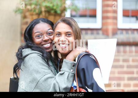 Birmingham, Großbritannien. Aug. 2023. Schüler der King Edward VI High School for Girls in Edgbaston, Birmingham, feiern ihre erfolgreichen Ergebnisse in ihrem A-Level. Trotz der nationalen Befürchtungen, dass diese Kohorte die „Unglücklichste“ ist, feiert die Schule die Ergebnisse besser als diejenigen, die jemals vor der Pandemie aufgezeichnet wurden. Quelle: Peter Lopeman/Alamy Live News Stockfoto