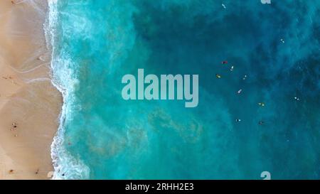 Surfen im Meer, türkisfarbene Wellen von oben. Surfen in Dreamland, Bali. Surfen in den großen Wellen des Indischen Ozeans, Drohnenfotografie. Stockfoto