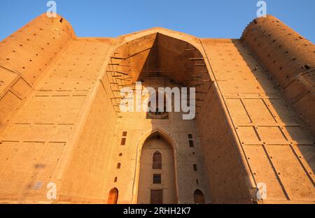 Detailansicht der bogenförmigen Front, unvollendete Fassade bei goldenem Sonnenaufgang. Im Timirud-Stil, der berühmten Stätte der Seidenstraße, der Khoja Ahmed Yasawi mausole Stockfoto