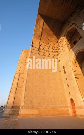 Detailansicht der bogenförmigen Front, unvollendete Fassade bei goldenem Sonnenaufgang. Im Timirud-Stil, der berühmten Stätte der Seidenstraße, der Khoja Ahmed Yasawi mausole Stockfoto